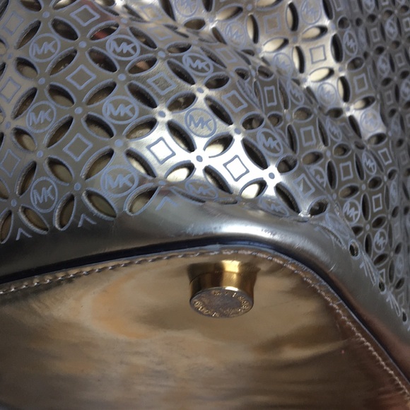 Michael Kors Flower Perforated Tote Gold - Picture 15 of 16